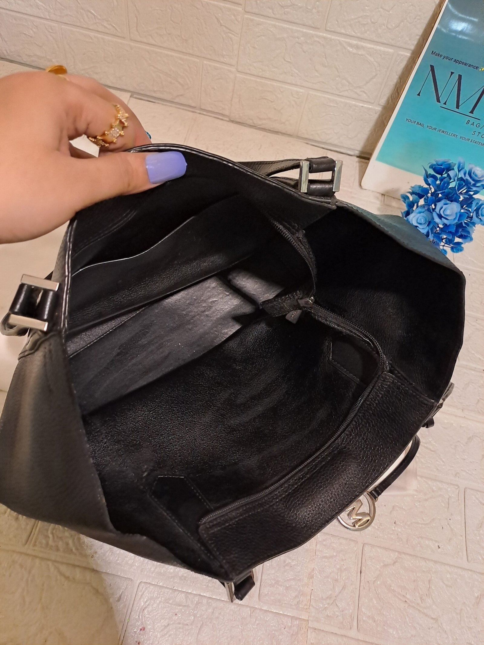 Michael Kors Kimberly Large Bonded Leather Tote.
condition 10/10 comes with dust bag - Image 11