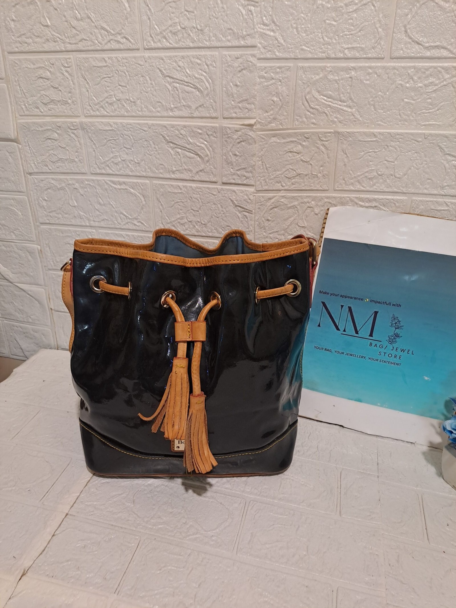 Douney Bourke Black Bucket bag Petent Leather/Crossbody - Image 7