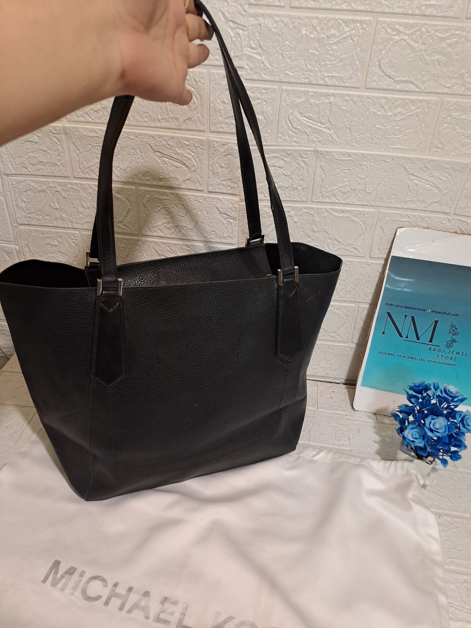 Michael Kors Kimberly Large Bonded Leather Tote.
condition 10/10 comes with dust bag - Image 8