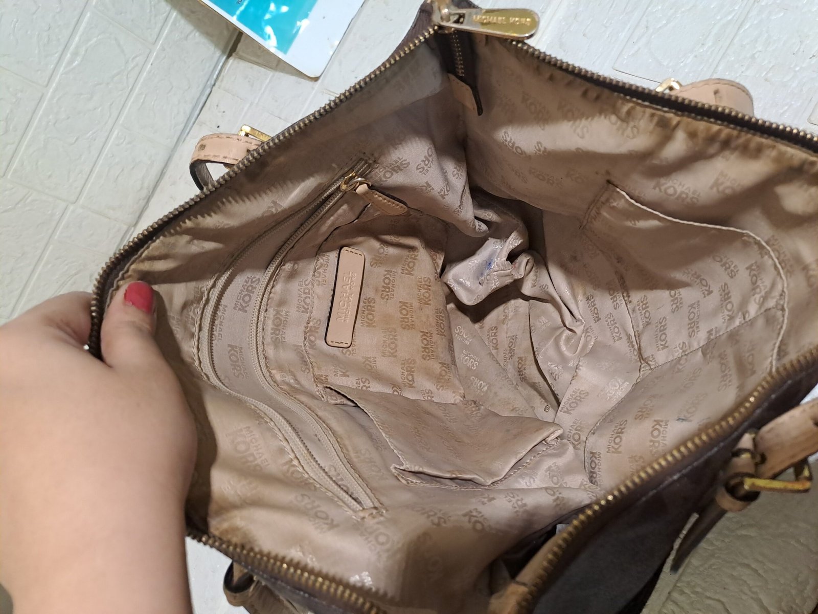 Micheal kors jet set top zip tote - Image 5
