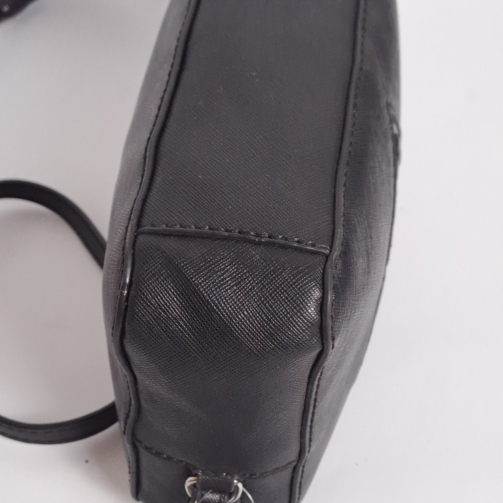 Guess Black Camera Crossbody - Image 4