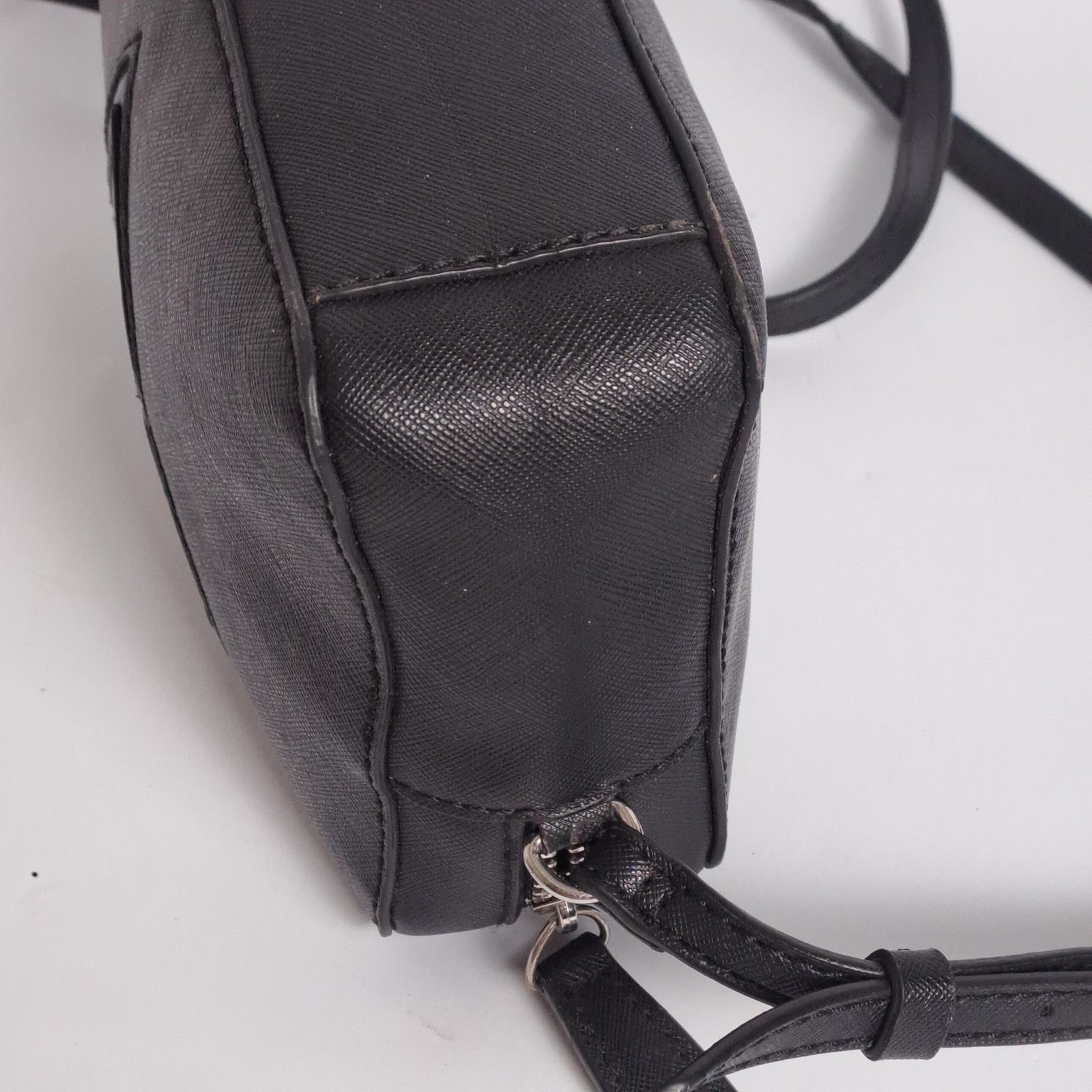 Guess Black Camera Crossbody - Image 9